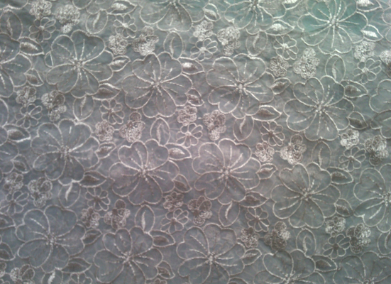 पॉलिएस्टर कढ़ाई फीता कपड़ा सफेद पंख और काले organza पैटर्न