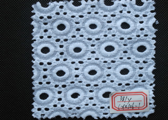 शुद्ध सफेद कपास सुराख़ Crochet फीता छाँटो लोचदार, कढ़ाई फीता छाँटो