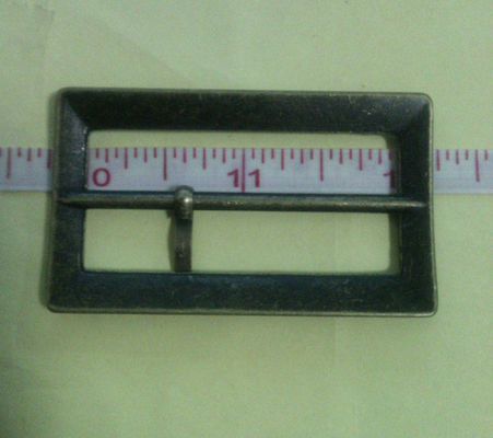 चढ़ाना Gunmetal स्क्वायर कपड़ा बेल्ट लगा लो